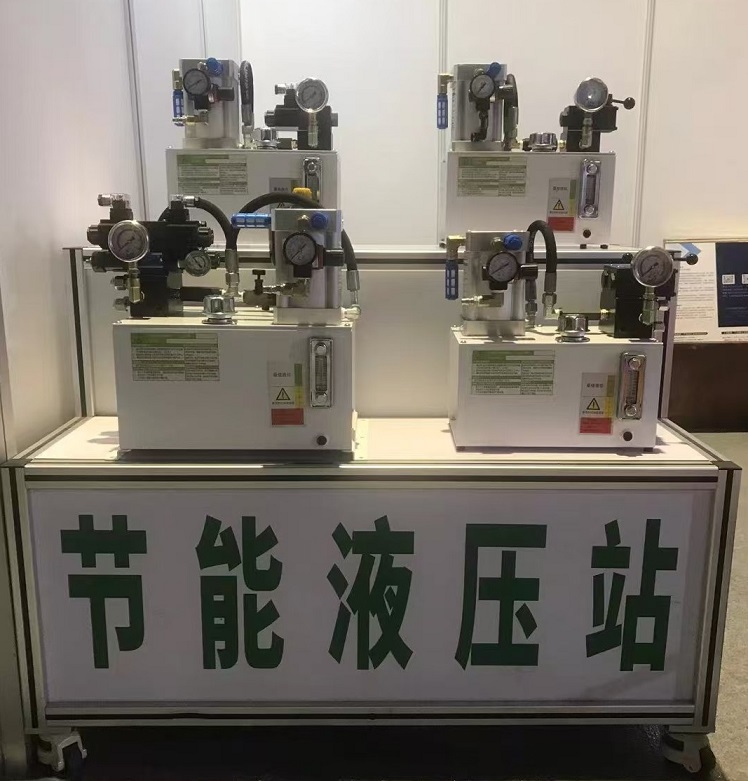 展柜上四台.jpg